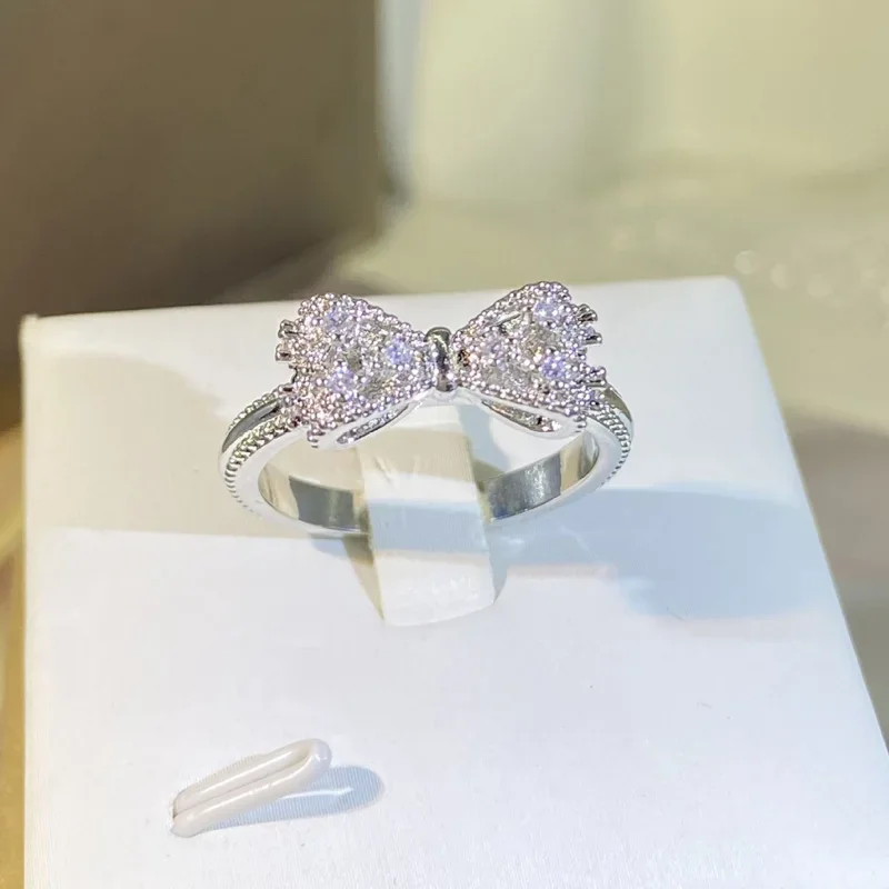 Fancy Bow Ring with Dazzling C - Tie Clip Silver reseña y precio