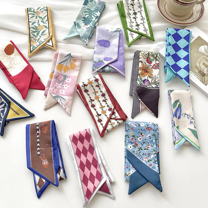 New luxury Brand Model Small S - Silk Neck Scarf reseña y precio